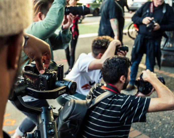 Are journalists "missing the mood", or are we holding power to account? (Credit:Brett Sayles, Pexels)