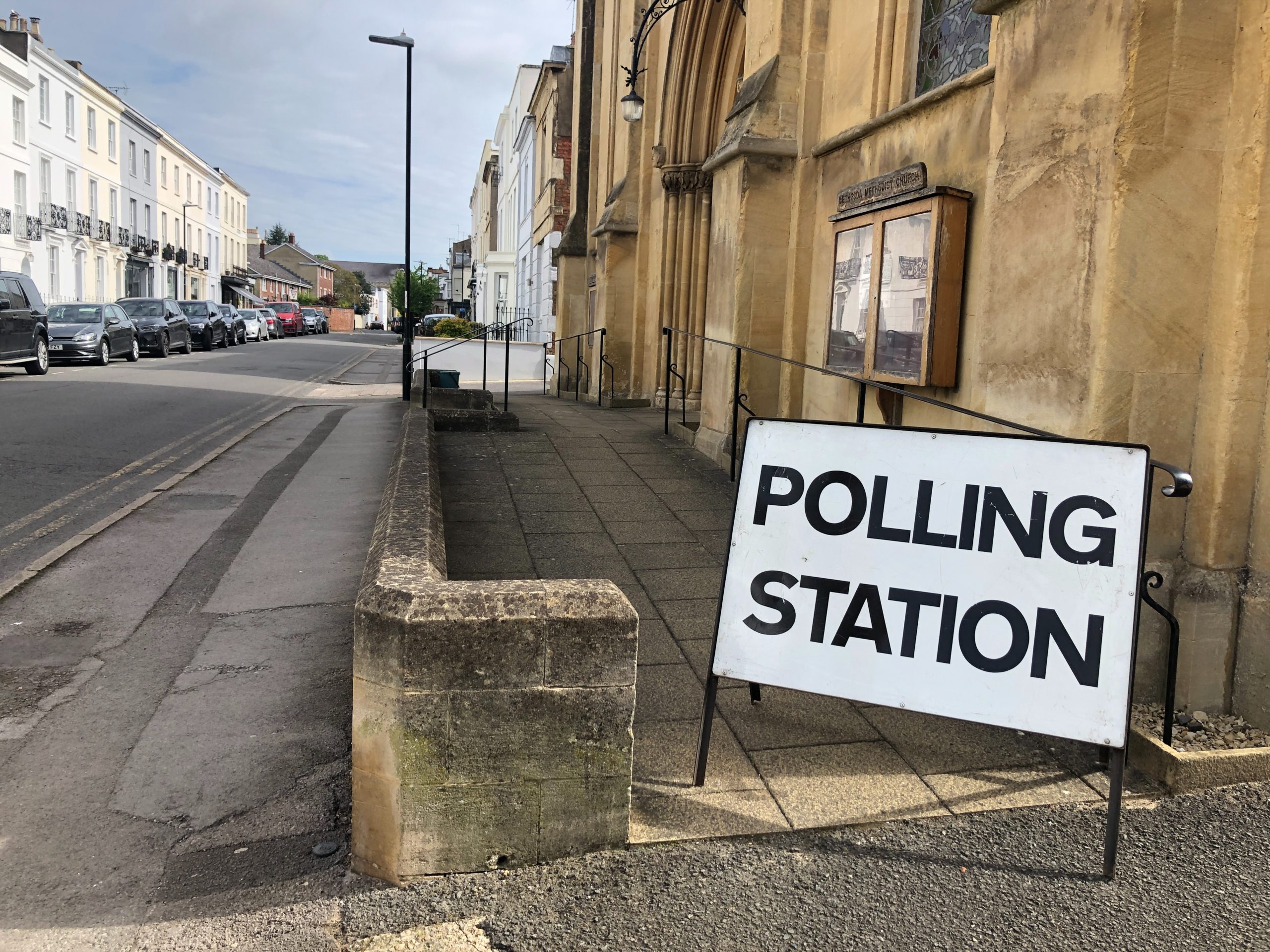 Photo of a sign saying 'polling station'.