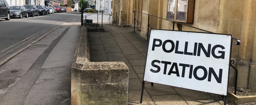 An image of a sign saying 'polling station' in the UK.