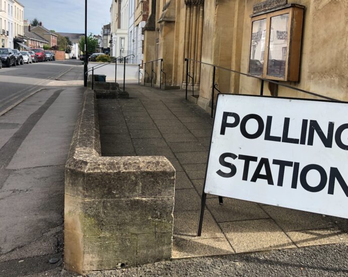 An image of a sign saying 'polling station' in the UK.