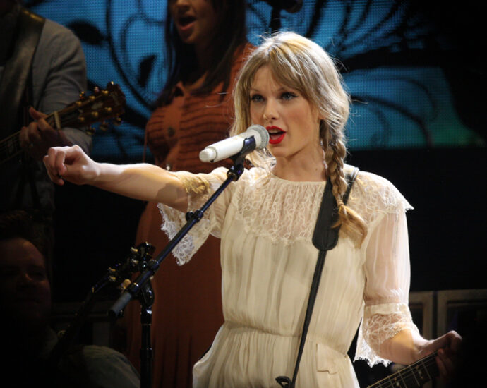 Taylor Swift performing in Sydney, Australia in 2012.