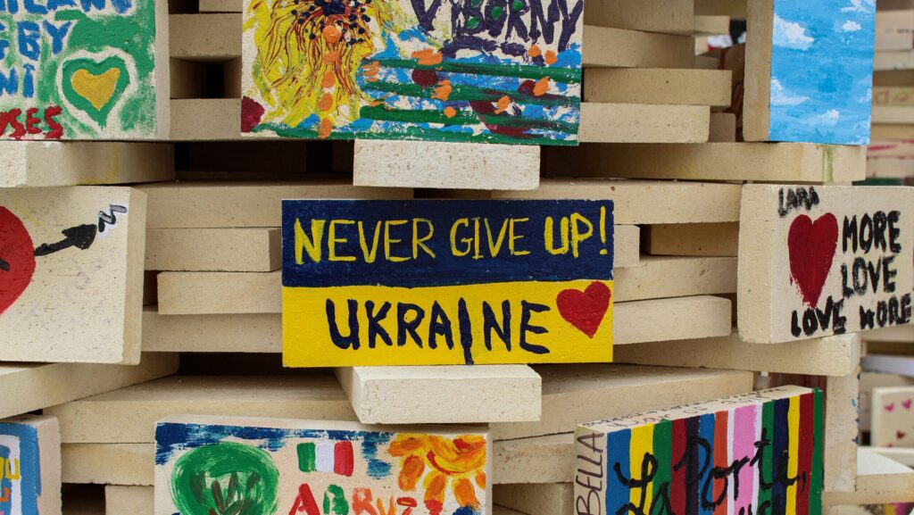 An image of a sign saying "Never Give Up Ukraine"