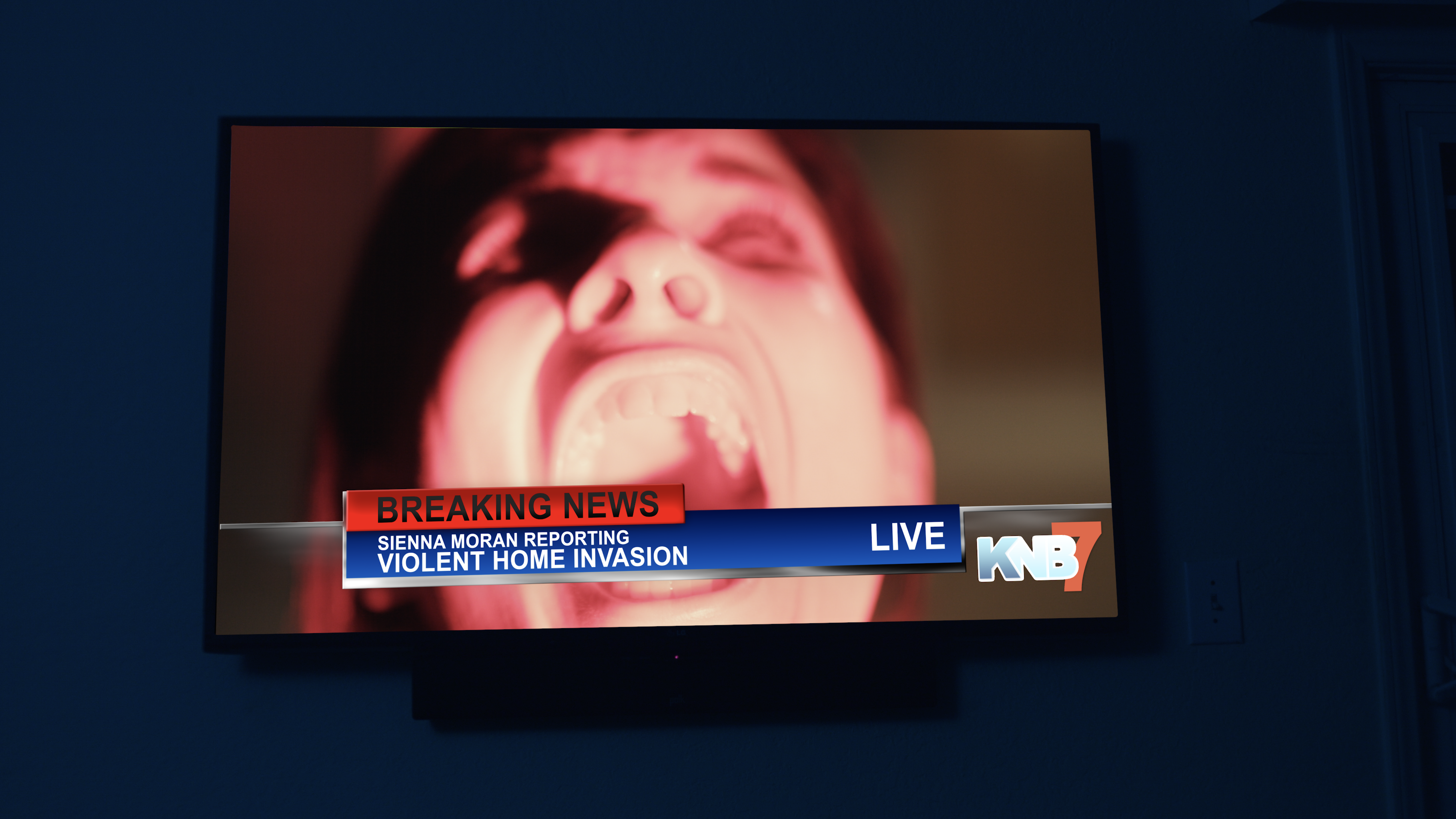 Transmission, written and directed by Michael Hurst, is proudly the world’s first channel-surfing horror film and premiered at Pigeon Shrine Frightfest this August. The motion picture is an interesting take on virtual horror, going back to basics to offer a thrilling yet frightening tale of the unknown. 