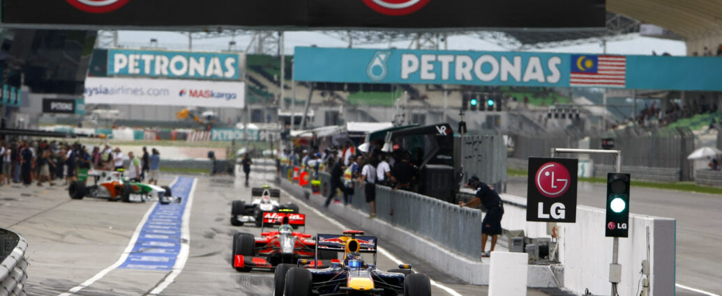 Image shows cars racing beneath an LG banner at the Grand Prix.