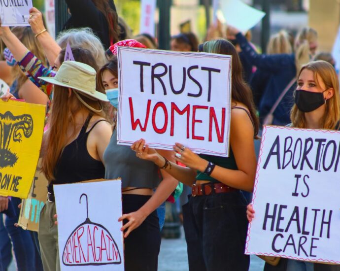 Image of pro-abortion protestors.
