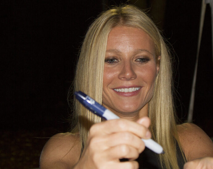 Gwyneth Paltrow signing autographs (2012).