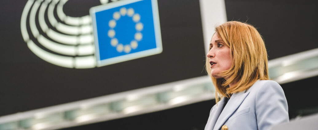 President Metsola led MEPs in a minute of silence in memory of the lives lost in the Tempe Valley train crash in Greece, at the opening of the session in Strasbourg, March 2023.