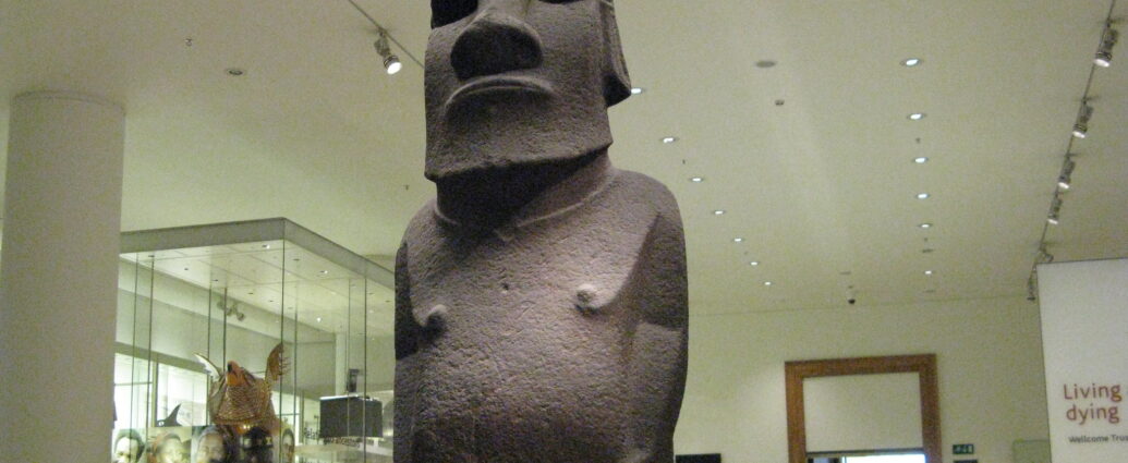 Image of moai head on display at the British Museum.