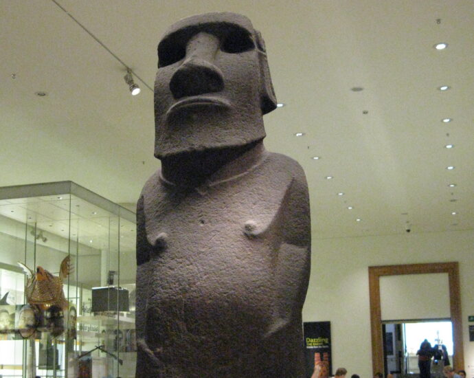 Image of moai head on display at the British Museum.
