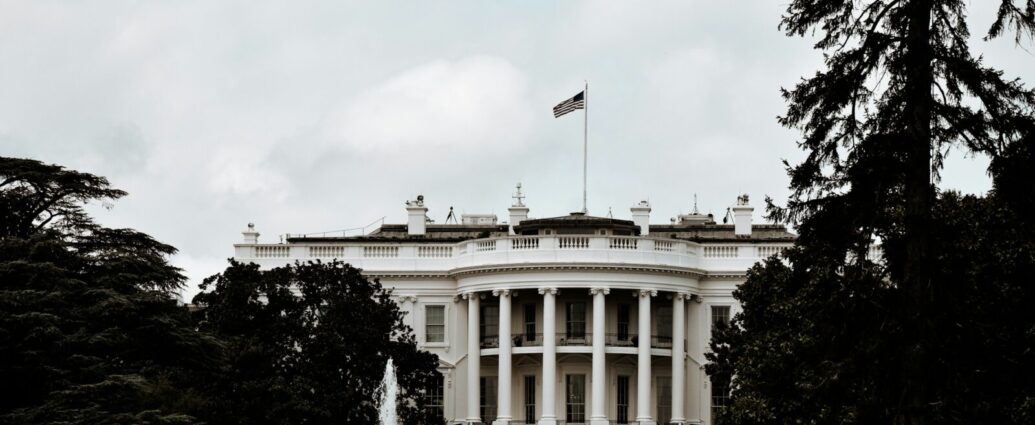 Picture of the White House in Washington, D.C. from a distance. Promotion of an article about Trump's power play when meeting Zelenskyy