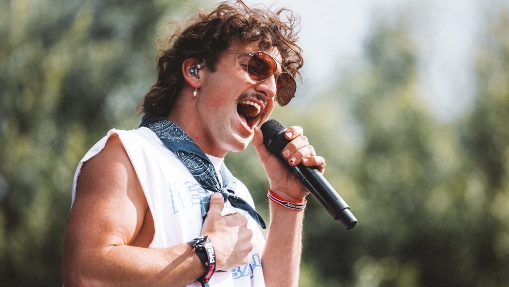 Benson Boone performing