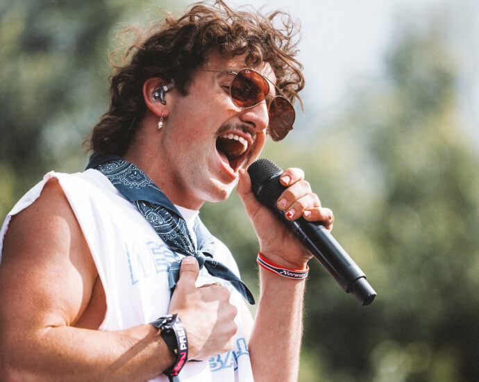 Benson Boone performing